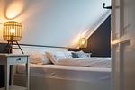 Schlafzimmer mit Doppelbett und stylischen Nachtlampen - Sonnenwieck 02 - Top-Hundeurlaub