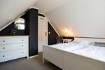 Schlafzimmer mit gemütlichem Doppelbett und Kommode - Sonnenwieck 02 - Top-Hundeurlaub