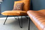 Modernes Wohnzimmer mit orangefarbenem Stuhl - Sonnenwieck 02 - Top-Hundeurlaub