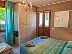großes helles Schlafzimmer mit türkisem Bett - Giardino - Top-Hundeurlaub