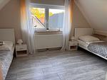 Schlafzimmer mit zwei Einzelbetten im wrho12, Haus Lea in Wremen - In der Hofe 12 - Haus Lea - Top-Hundeurlaub