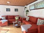 Gemütliches Wohnzimmer mit Sofa und deutschem Fernsehen - Stuga Trollsjö - Top-Hundeurlaub