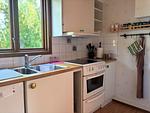 Küche mit Herd und Backofen im Ferienhaus in Mönsterås - Stuga Trollsjö - Top-Hundeurlaub