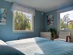 Helles Schlafzimmer mit Doppelbett im Ferienhaus in Mönsterås - Stuga Trollsjö - Top-Hundeurlaub
