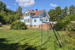 Seitenansicht der Villa Millaboda mit Terrasse und Garten - Milleboda - Top-Hundeurlaub