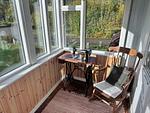 Verglaster Aufenthaltsbereich mit Blick in den Garten - Milleboda - Top-Hundeurlaub
