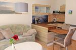 Wohnbereich mit kleiner Küchennische - Haus Weststrand W2 - Top-Hundeurlaub