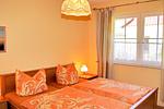 Schlafzimmer mit Doppelbett und Kleiderschrank - Haus Weststrand W2 - Top-Hundeurlaub