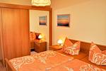 Schlafzimmer mit Doppelbett und Kleiderschrank - Haus Weststrand W2 - Top-Hundeurlaub