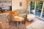 Wohnbereich mit kleiner Küche - Haus Weststrand W1 - Top-Hundeurlaub