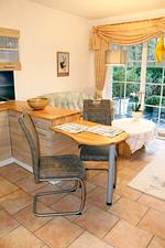 kleiner Essbereich mit zwei Stühlen - Haus Weststrand W1 - Top-Hundeurlaub