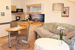 Wohnbereich mit Couch (mit Schlaf-Funktion) - Haus Weststrand W1 - Top-Hundeurlaub