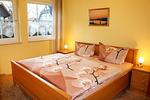 Schlafzimmer mit Doppelbett und Kleiderschrank - Haus Weststrand W1 - Top-Hundeurlaub