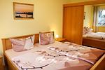 Schlafzimmer mit Doppelbett und Kleiderschrank - Haus Weststrand W1 - Top-Hundeurlaub