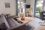 Wohnzimmer mit Couch und TV - Bernstein - Top-Hundeurlaub