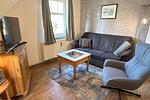 Wohnzimmer mit SAT-TV und Couch zum Ausziehen als Aufbettung für eine weitere Person - Holiday 1 - Top-Hundeurlaub