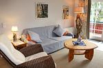 helles Wohnzimmer mit Esstisch und Zugang zum Balkon - Reichenbach - Top-Hundeurlaub