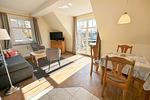 Esstisch und Wohnbereich mit Zugang zum Südbalkon - Holiday 2 - Top-Hundeurlaub