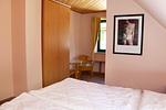 Schlafzimmer I - kleine Nische mit Sitzecke und Zugang zum eigenen Bad - Haus Svea - Top-Hundeurlaub