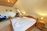 Schlafzimmer II - mit Doppelbett, kleiner Sitzecke und TV - Haus Svea - Top-Hundeurlaub