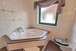 großes Bad mit Eckbadewanne (ohne Whirlfunktion) - Haus Svea - Top-Hundeurlaub