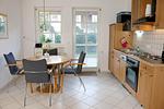 heller und freundlicher Küchenbereich mit Zugang zur Terrasse - Darßer Wald - Top-Hundeurlaub