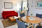 die Couch im Wohnzimmer dient bei Bedarf auch als Aufbettung für eine 3. Person - Darßer Wald - Top-Hundeurlaub