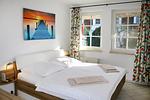Schlafzimmer mit Doppelbett und großem Kleiderschrank - Darßer Wald - Top-Hundeurlaub