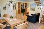 Wohnbereich mit gemütlicher Sitzecke und Esstisch (Zugang zum Dachgeschoß über die Wendeltreppe) - W9.5 - Top-Hundeurlaub