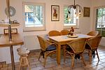 Küchentresen, großer Esstisch und Zugang zum Balkon - W9.5 - Top-Hundeurlaub