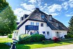 Außensicht des Hauses mit Reetdach - Haus Kormoran G4 - Top-Hundeurlaub