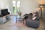 Wohnbereich mit TV, Couch - charmant und gemütlich - Haus Kormoran G4 - Top-Hundeurlaub