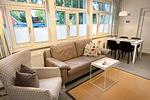 Wohnbereich mit Couch und Sessel - Wohnung 1 - Top-Hundeurlaub