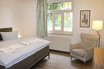 Schlafzimmer mit Doppelbett - Wohnung 1 - Top-Hundeurlaub