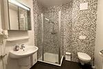 Bad mit Dusche (niedriger Einstieg) und WC - Wohnung 1 - Top-Hundeurlaub