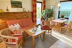 Wohnzimmer mit Esstisch und Zugang zu Terrasse / Garten - Lewerenz - Top-Hundeurlaub