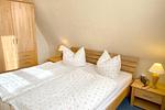Schlafzimmer mit Doppelbett und  Kleiderschrank - Lewerenz - Top-Hundeurlaub