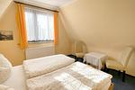 kleine Sitzecke im Schlafzimmer / Bettwäsche und Handtücher sind vorhanden - Lewerenz - Top-Hundeurlaub