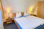 zweites Schlafzimmer mit Doppelbett und Kleiderschrank - Lewerenz - Top-Hundeurlaub