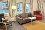 Wohnzimmer mit Blick in den Garten (Westaussicht) - Wohnung 2 - Top-Hundeurlaub