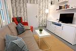 gemütliche Sitzecke, Sideboard und Sat-TV im Wohnzimmer, WLAN kostenfrei - Wohnung 2 - Top-Hundeurlaub