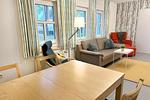 Wohnzimmer mit Esstisch und 4 Stühlen, Kinderhochstuhl vorhanden - Wohnung 2 - Top-Hundeurlaub