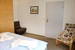 Sessel kann auch bei Bedarf als Aufbettung genutzt werden (hinten links) - Wohnung 2 - Top-Hundeurlaub
