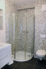 Bad mit Dusche und WC (2. Ansicht) - Wohnung 2 - Top-Hundeurlaub