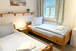 zweites Schlafzimmer mit 2 Einzelbetten, ideal als Kinderzimmer - Wohnung 2 - Top-Hundeurlaub