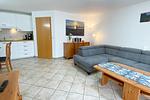 Wohnzimmer mit Küchenteil - Wohnung 1 - Top-Hundeurlaub