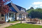 Ansicht des Haues im Sommer (Wohnung 1: Terrasse rechts) - Wohnung 1 - Top-Hundeurlaub