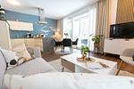 Wohnzimmer mit Essbereich - SmartFewo: Nebelgruß | Seeterrasse | Sauna | Park - Top-Hundeurlaub