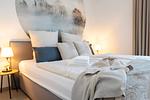 Bett Schlafzimmer - SmartFewo: Nebelgruß | Seeterrasse | Sauna | Park - Top-Hundeurlaub