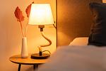 Lampe Schlafzimmer - SmartFewo: Nebelgruß | Seeterrasse | Sauna | Park - Top-Hundeurlaub